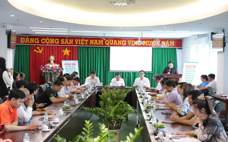 Đối thoại giữa lãnh đạo các sở, ngành tỉnh với các doanh nghiệp đang ươm tạo tại Vườn ươm doanh nghiệp tỉnh Vĩnh Long về cơ chế, chính sách hỗ trợ DN