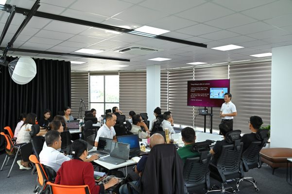 TS. Trần Qúy Viện trưởng Viện Phát triển Kinh tế số Việt Nam chia sẻ về kiến thức, kỹ năng đến người học trong buổi đào tạo