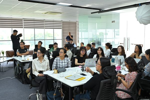 Các học viên chăm chú lắng nghe, và cùng tương tác với giảng viên trong suốt buổi đào tạo